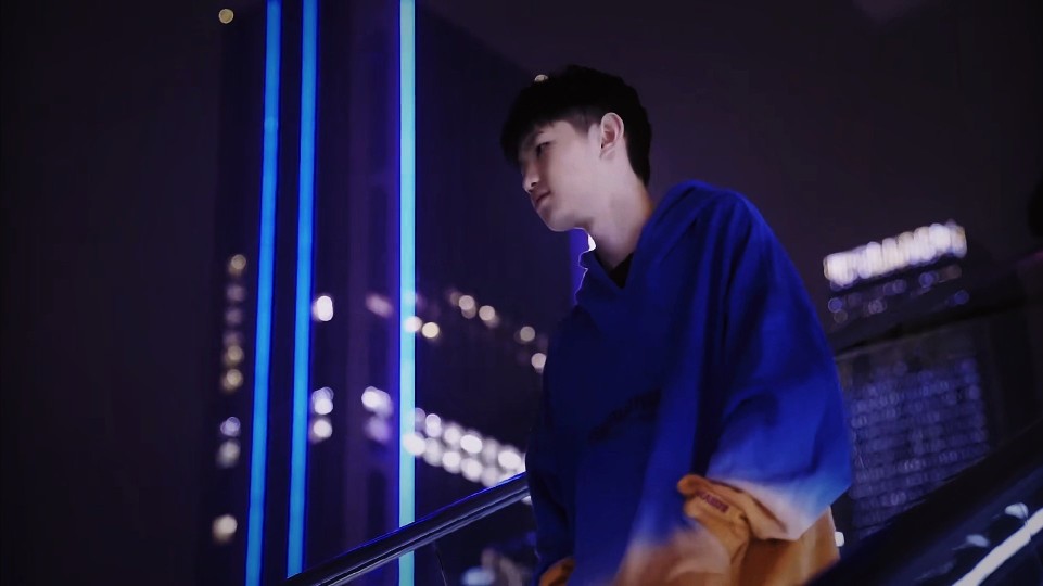 背后